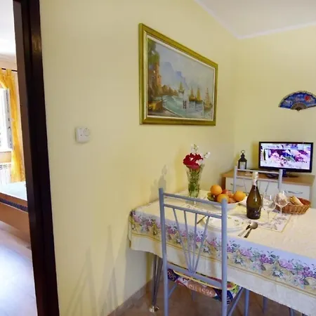 In Duba Mit Privater Terrasse Apartman